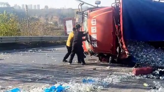 路遇货车侧翻，12岁娃跟着爸爸徒手掰玻璃救出被困司机