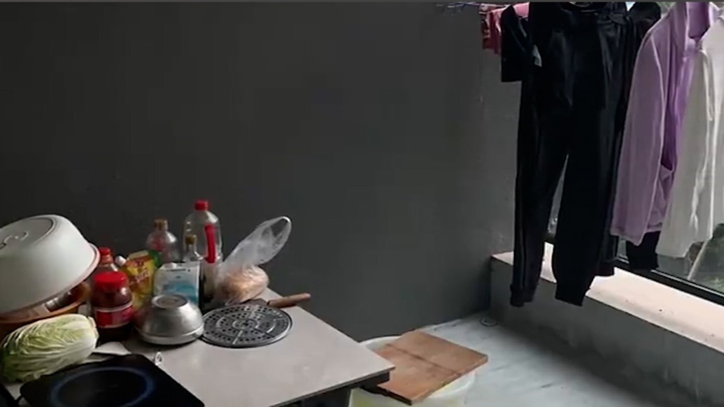 四川綿陽一女子新房交付去驗房,發(fā)現(xiàn)已被陌生人安了家