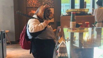 顧客稱星巴克現(xiàn)“虎頭、狼牙棒”人員，門店回應(yīng)：未打劫咖啡，沒有傷到人