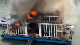 四川宜賓一艘漁政船只突發(fā)大火：無(wú)傷亡，起火原因正在調(diào)查