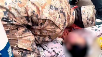 “太帅了！”军人跪地抢救晕厥女孩，路人点赞