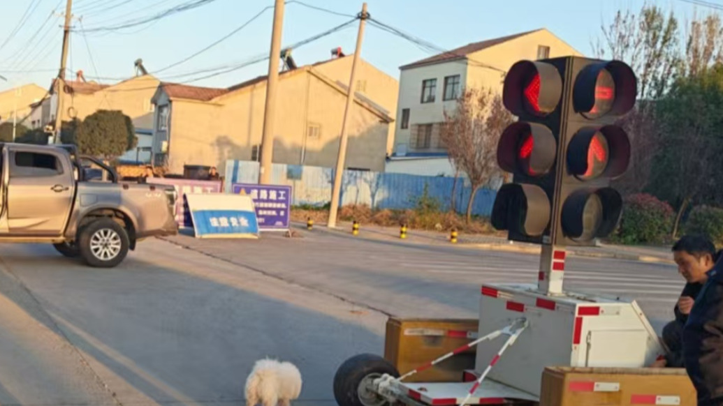 湖北鐘祥一斷頭路車禍頻發(fā)居民布“鐵桶陣”續(xù)：澎湃介入后已加裝紅綠燈，擬建新路已納入規(guī)劃