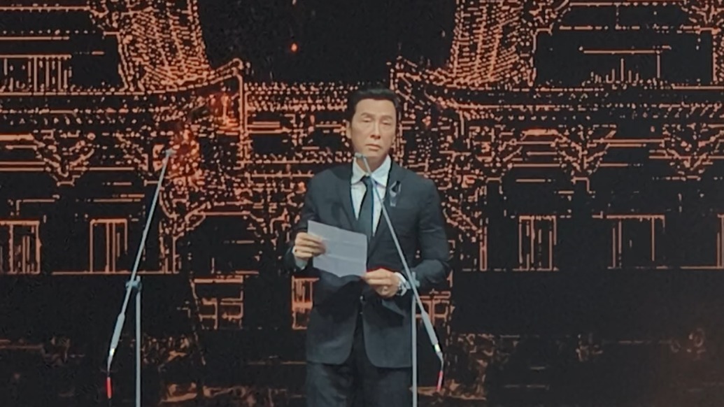 新加坡電影金獅大賞頒獎現(xiàn)場，甄子丹帶領全場為香港大火默哀