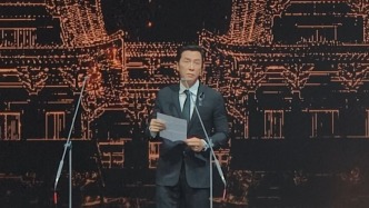 新加坡電影金獅大賞頒獎(jiǎng)現(xiàn)場(chǎng)，甄子丹帶領(lǐng)全場(chǎng)為香港大火默哀