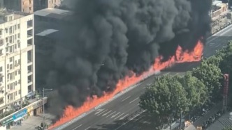 廣州一貨車起火波及一排電動車，消防員：車上液體石蠟流淌所致