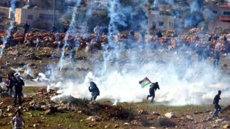 直播丨穿越“催泪弹雨”！以军突袭巴勒斯坦拉姆安拉，车流与战火一线之隔