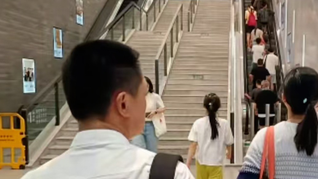 老年乘客反映广州东站扶梯早晨不开,多方回应