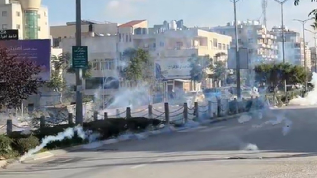 现场直击以军突袭巴勒斯坦城市：催泪弹雨点般落下，枪声不断