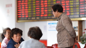 A股午后回暖跌幅收窄：消费电子逆势走强，两市成交不足1.6万亿元