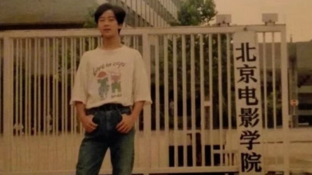 曾以綜合排名第一在北電“專(zhuān)升本”，陳創(chuàng)說(shuō)剛上大學(xué)時(shí)自己就是個(gè)木頭演戲不開(kāi)竅