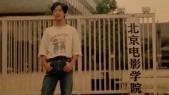 曾以綜合排名第一在北電“專升本”，陳創(chuàng)說剛上大學(xué)時(shí)自己就是個(gè)木頭演戲不開竅