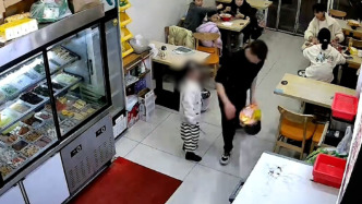 4岁“漏风小棉袄”玩火扔到餐馆垃圾桶，家长：被揍后她提到打火机就哭