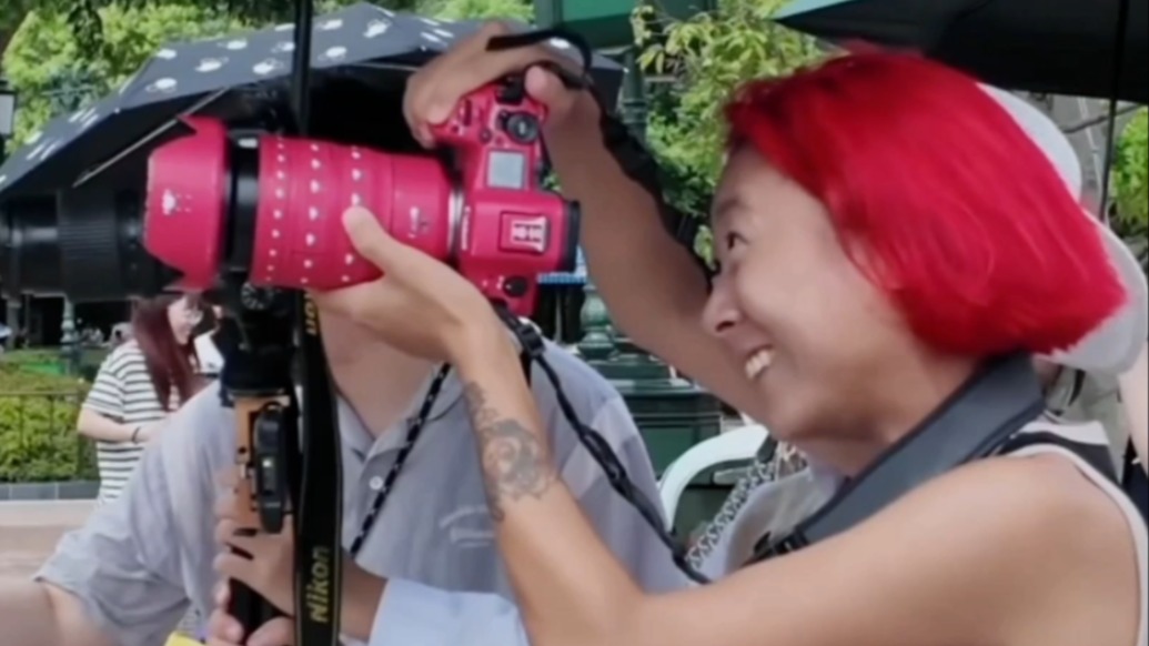 因“跪地拍攝”破圈的博主@羊餓了談“生意經(jīng)”:我拍照時(shí)相當(dāng)于在談戀愛(ài)