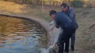 師者仁心：9歲男童落水，55歲教授飛身入水，與3名老師聯(lián)手成功營(yíng)救