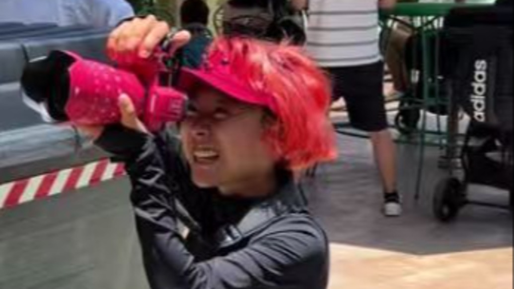 先天腭裂被抛弃姥姥从垃圾堆捡回，@羊饿了赚到钱时却失去了要报答的人