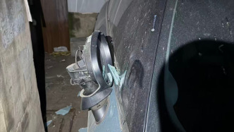 5楼出租屋窗户脱落砸中轿车车主索赔受阻，房产中介和车主仍在协商