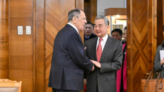 王毅会见俄外长：坚决遏止日本极右势力企图再军事化的挑衅行径