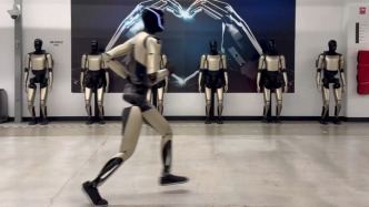 特斯拉發(fā)布人形機(jī)器人跑步視頻，還刷新了個(gè)人紀(jì)錄