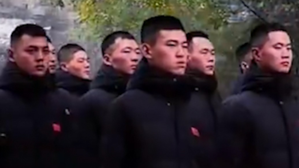 游客在故宫偶遇国旗护卫队，虽是便衣依旧气场全开