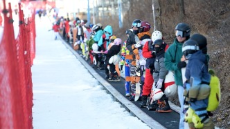 城事｜吉林新疆開啟 “雪假”：雪場(chǎng)預(yù)約告罄，停車場(chǎng)爆滿
