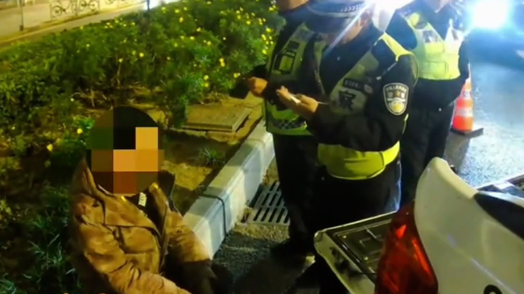 二次酒驾男子遇检查弃车狂奔，被控制后大喊“真的只喝了一点”