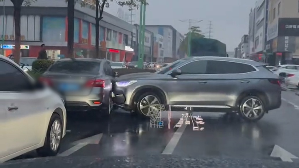 SUV进退接连碰撞汽车、商铺，受损商家：不是自动泊车引发