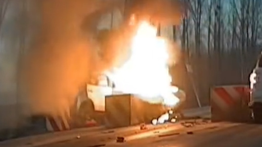 危急3分钟！私家车撞上限宽墩，男子抄扳手砸窗救出4人后车辆爆燃