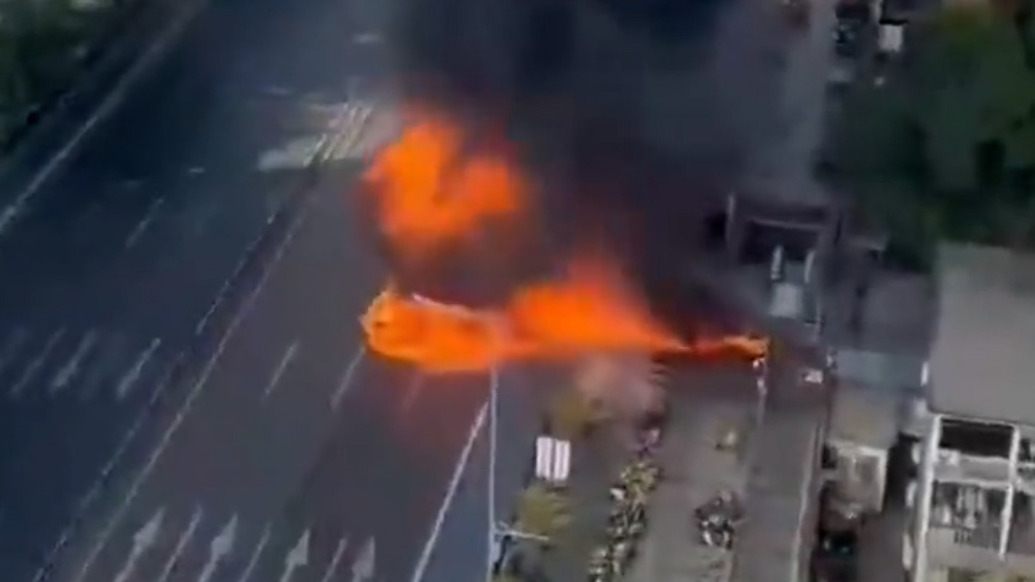 廣州一貨車發(fā)生火災(zāi)，滅火成功后現(xiàn)場消防員為街坊“答疑”