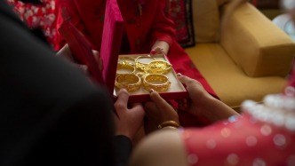 2025年金价“狂飙”，我们为何依然痴迷黄金？| 湃客Talk