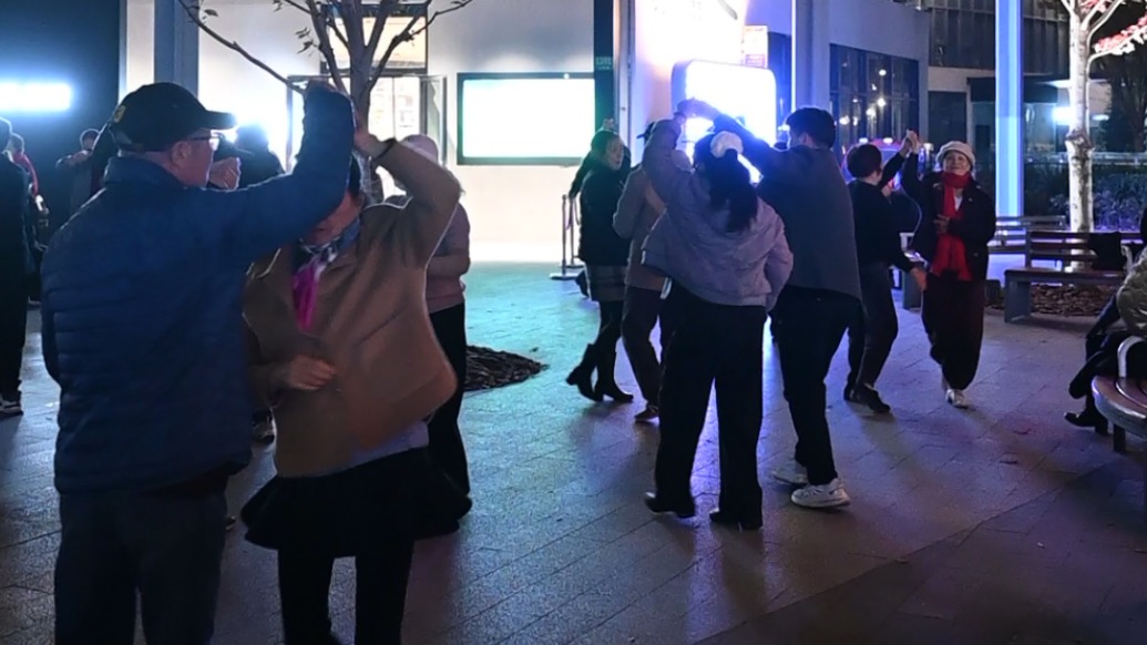 24小时图书馆与广场舞“碰撞”，噪音困局有何解？