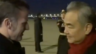 馬克龍開啟第四次對華國事訪問，王毅戴紅圍巾機場親迎