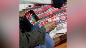 在爺爺眼里永遠(yuǎn)是孩子！30多歲的孫女回家，85歲爺爺給她備好滿盒糖果