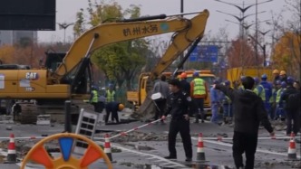 杭州天目山路自来水管破裂：约一千户停水，积水导致交通中断