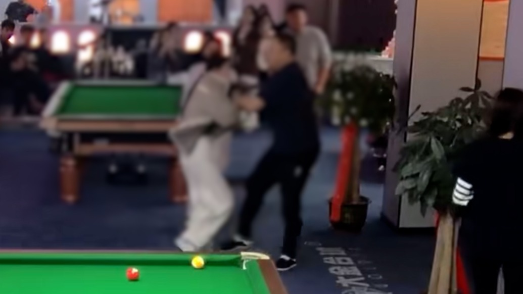 广西防城港一台球厅管理员将讨薪女生甩抛在地，劳动监察大队回应