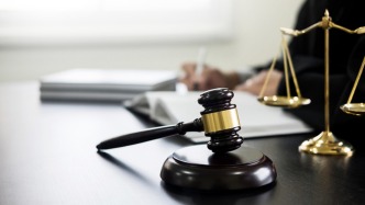 最高法：坚持法不溯及既往原则，平等保护国企、民企合法权益