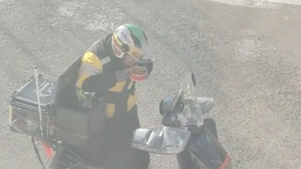 “上樓吃?。　蓖赓u小哥寒風(fēng)中匆匆吃飯，熱心市民一聲喊話暖人心