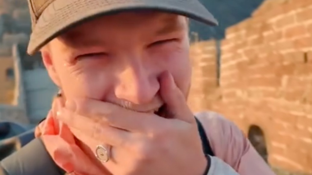 “妈妈，我做到了！”法国小伙骑行18000公里、经30多个国家终抵长城，激动落泪