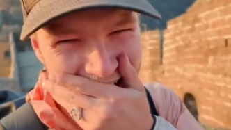 “妈妈，我做到了！”法国小伙骑行18000公里、经30多个国家终抵长城，激动落泪