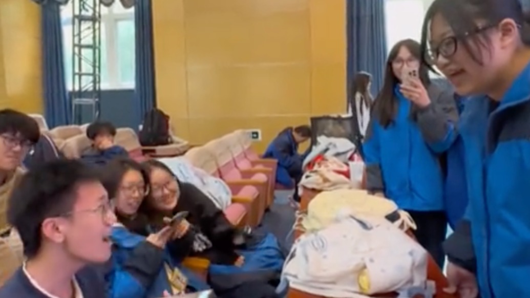 非专业却开口脆，上海这两位同学一曲《手心的蔷薇》惊艳众人