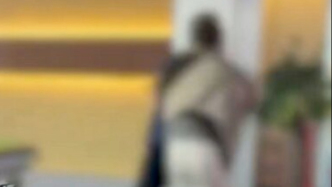 广西防城港警方通报台球室老板将讨薪女生甩抛在地：已行拘