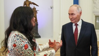 被印度记者盯了三天，普京打趣回应：到底谁在情报部门干过