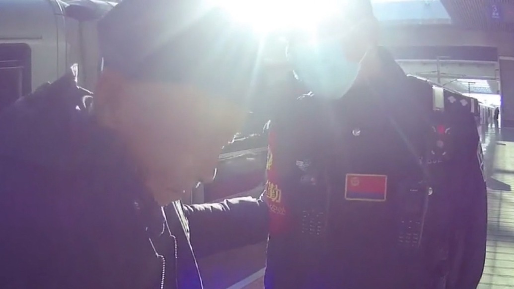 大爷高铁醉酒坐过站嚎啕大哭“我错了”，民警“哄娃式”安慰