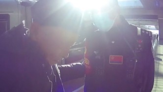 大爺高鐵醉酒坐過站嚎啕大哭“我錯(cuò)了”，民警“哄娃式”安慰