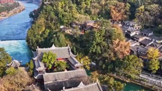 習(xí)近平同法國(guó)總統(tǒng)馬克龍?jiān)诔啥挤钦綍?huì)晤