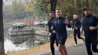 馬克龍在成都公園晨跑，主動和路人揮手問好