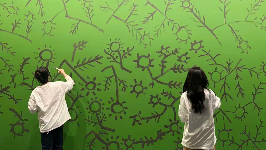 在“非常畢加索”展墻，像畢加索一樣畫畫