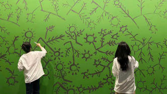 在“非常畢加索”展墻，像畢加索一樣畫畫