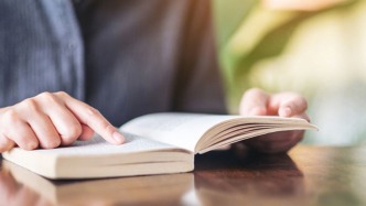 多地公告反復(fù)出現(xiàn)的“全網(wǎng)最忙五人組”，也在網(wǎng)絡(luò)小說中批量使用