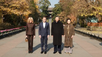 習(xí)近平同法國(guó)總統(tǒng)馬克龍?jiān)诔啥歼M(jìn)行友好交流