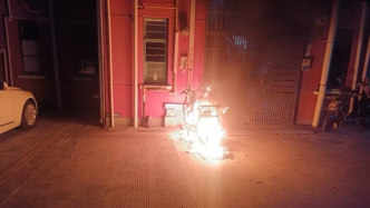 高空拋落的煙頭致電瓶車起火，凌晨送藥的外賣員果斷出手搶下關(guān)鍵時間